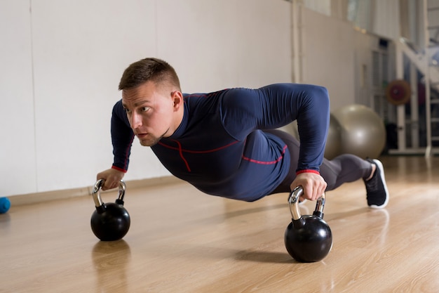 Jak ćwiczyć z kettlebells by poprawić swoją sprawność?