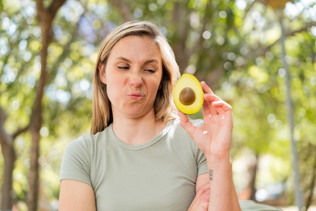 Jak obniżyć cholesterol na diecie keto bez rezygnacji z ulubionych posiłków?