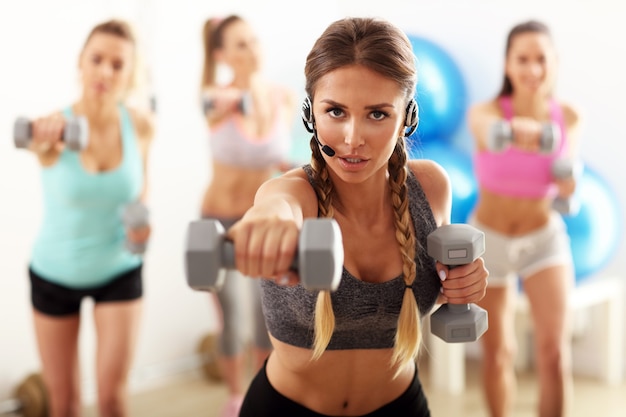 Jak ćwiczyć na siłowni kobiety i czuć się pewnie podczas treningu?