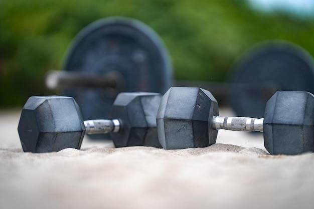 Jak trenować z hantlami żeby uniknąć kontuzji?