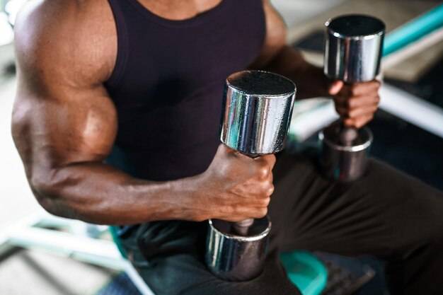 Jakie ćwiczenia z hantlami sprawdzą się podczas domowego treningu?