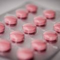 Jakie leki na stawy kolanowe mogą wspomóc codzienną aktywność?